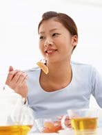 食事をする女性