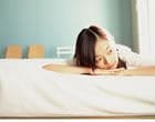 横になる女性